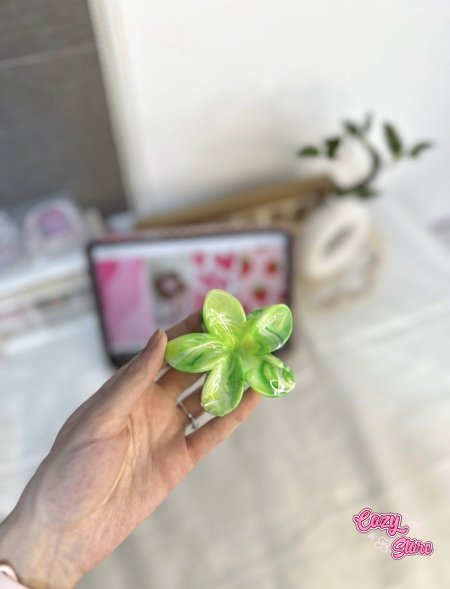 اخضر.
